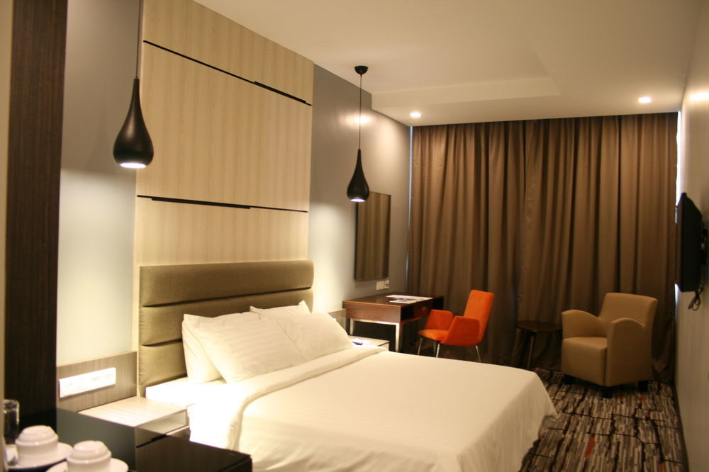 โพรเมเน้ด โฮเต็ล บินตูลู Hotel ภายนอก รูปภาพ