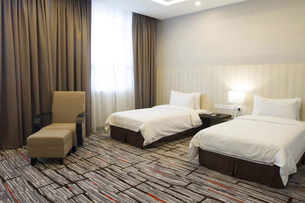 โพรเมเน้ด โฮเต็ล บินตูลู Hotel ภายนอก รูปภาพ