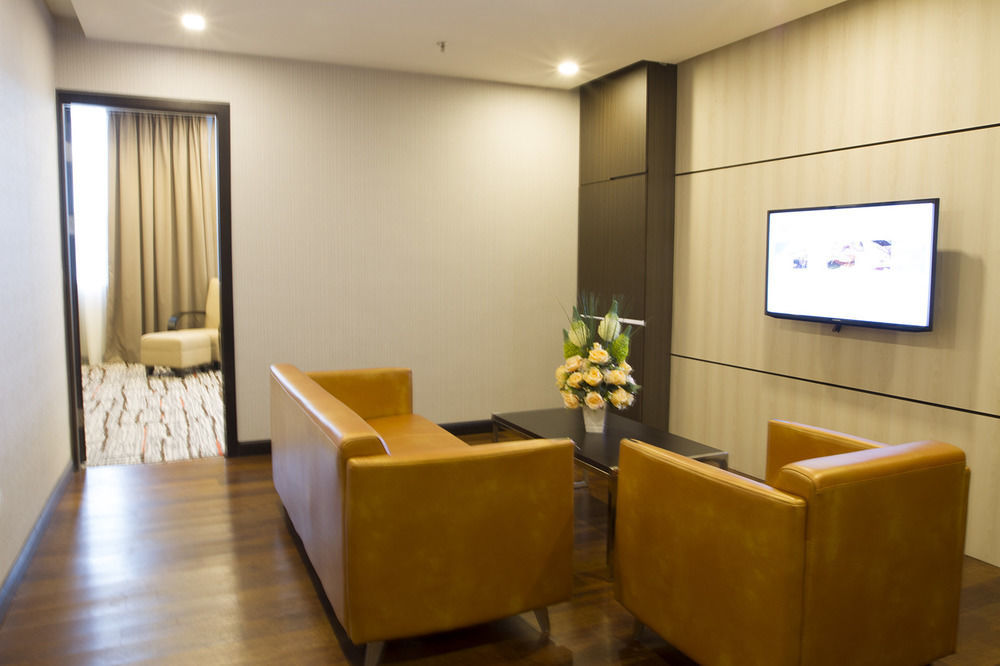 โพรเมเน้ด โฮเต็ล บินตูลู Hotel ภายนอก รูปภาพ