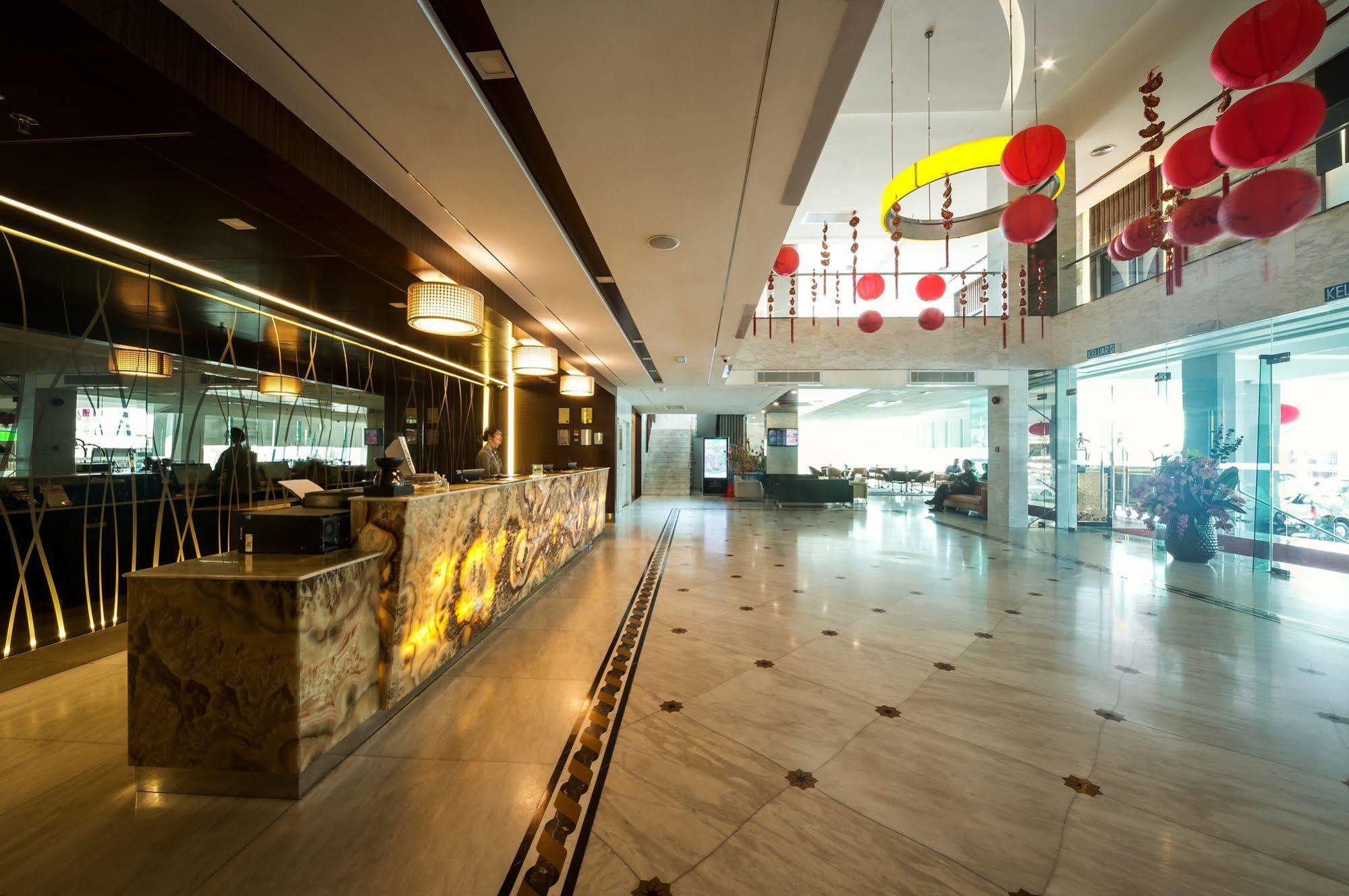 โพรเมเน้ด โฮเต็ล บินตูลู Hotel ภายนอก รูปภาพ