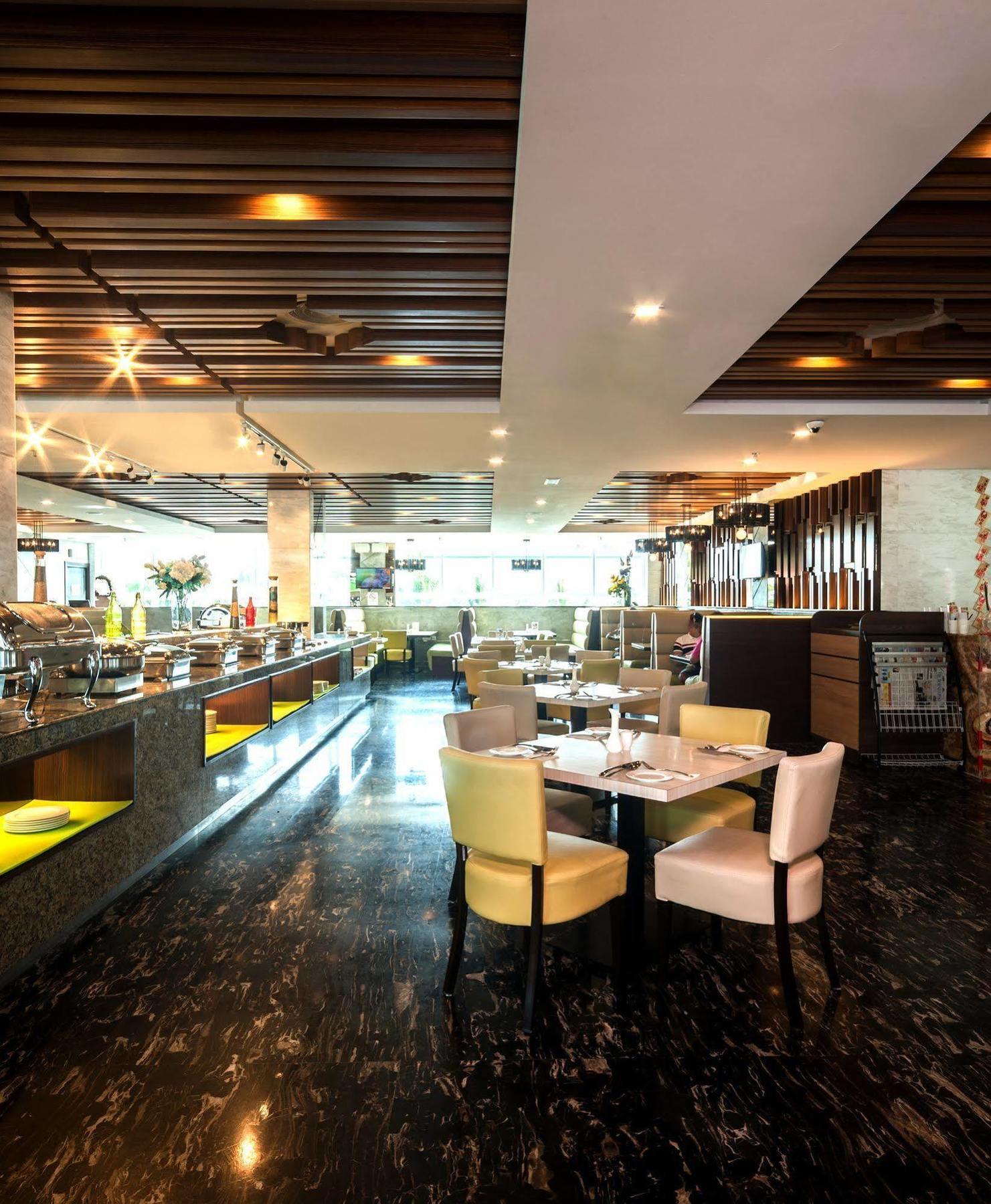 โพรเมเน้ด โฮเต็ล บินตูลู Hotel ภายนอก รูปภาพ