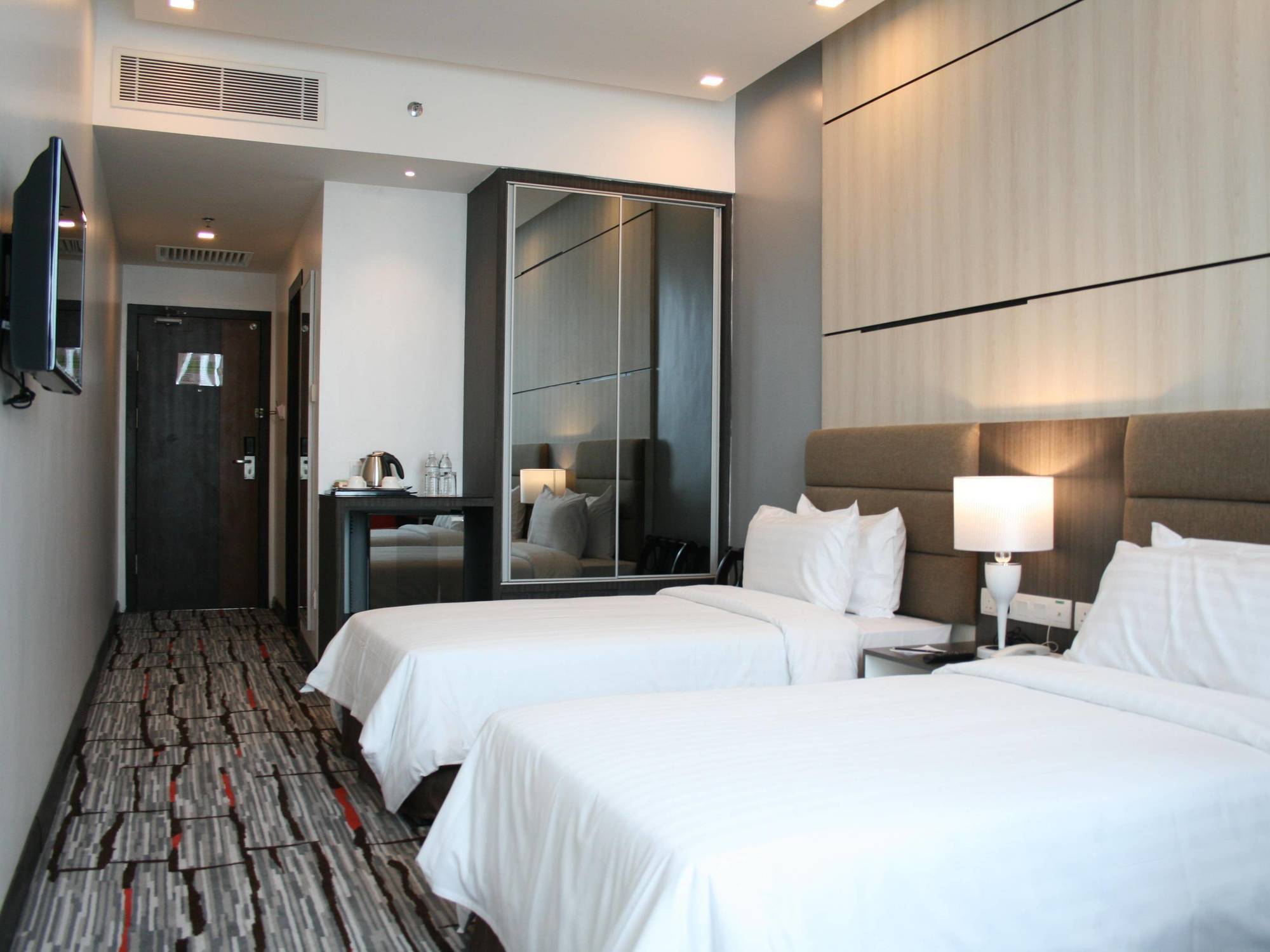 โพรเมเน้ด โฮเต็ล บินตูลู Hotel ภายนอก รูปภาพ