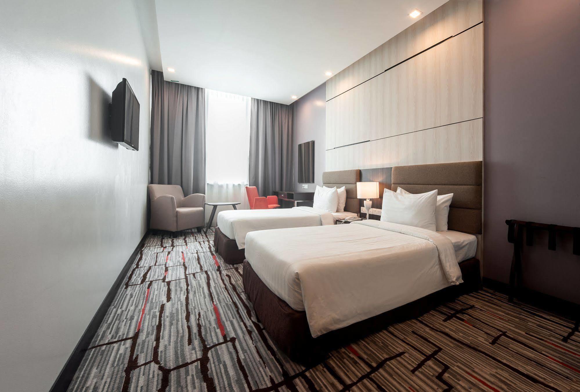 โพรเมเน้ด โฮเต็ล บินตูลู Hotel ภายนอก รูปภาพ
