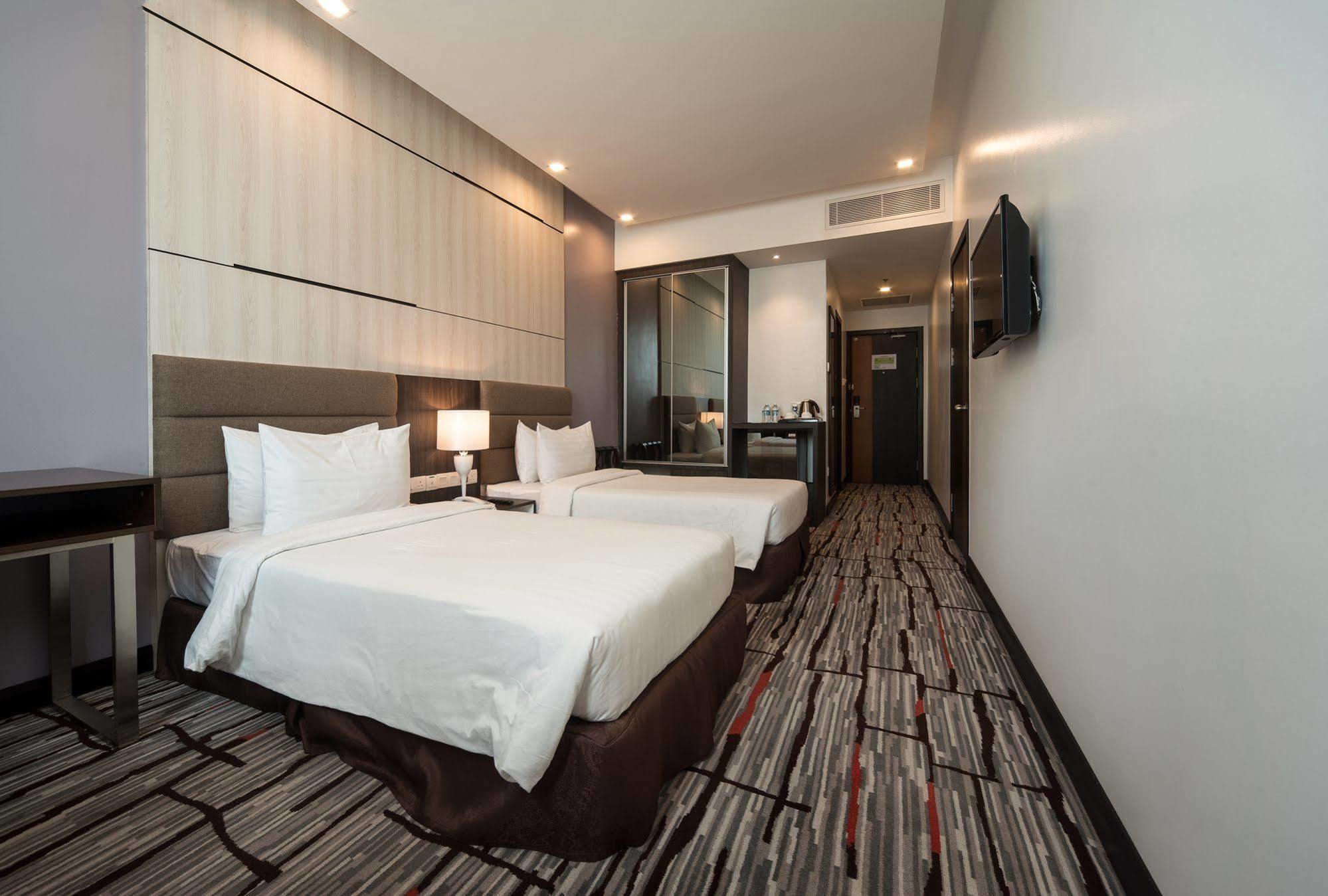 โพรเมเน้ด โฮเต็ล บินตูลู Hotel ภายนอก รูปภาพ