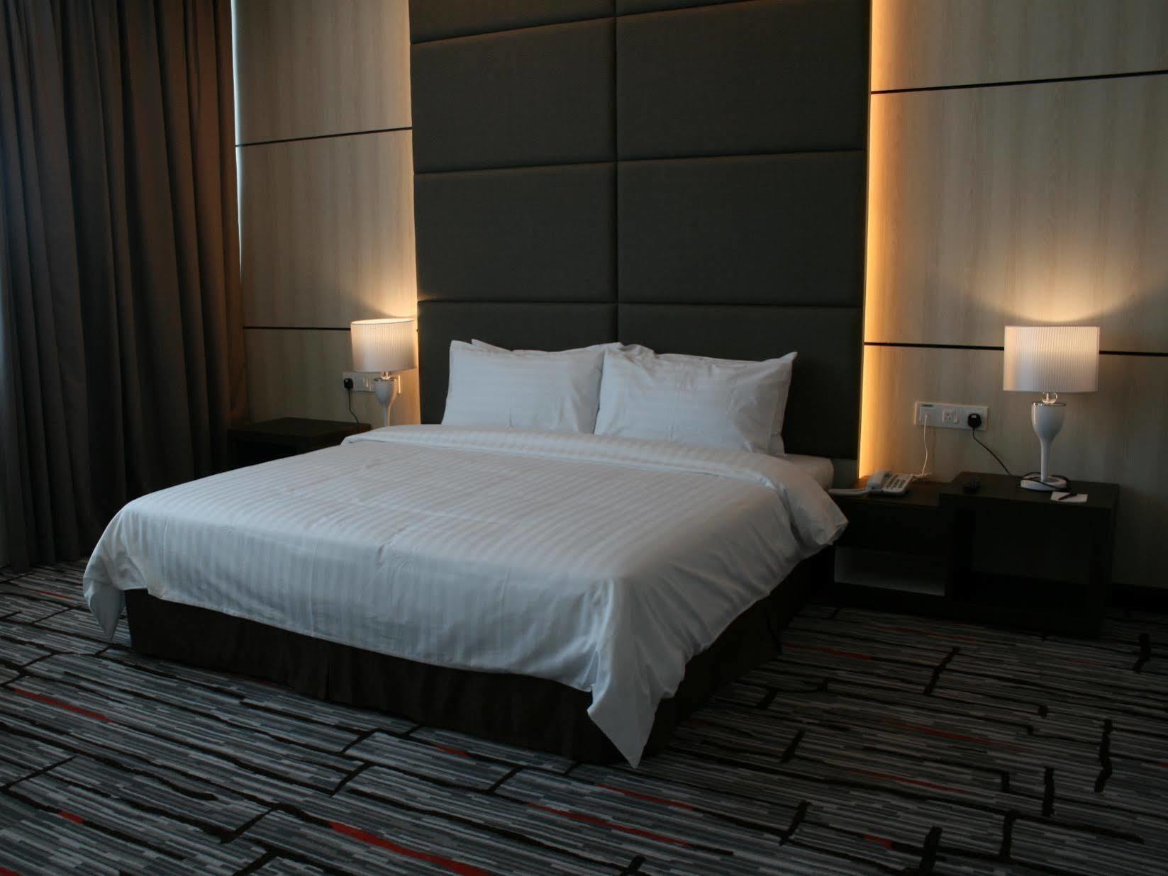 โพรเมเน้ด โฮเต็ล บินตูลู Hotel ภายนอก รูปภาพ