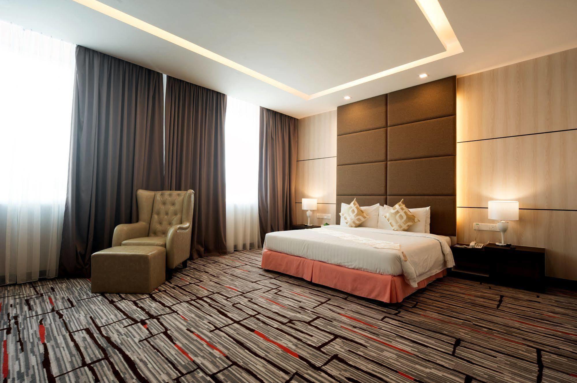 โพรเมเน้ด โฮเต็ล บินตูลู Hotel ภายนอก รูปภาพ