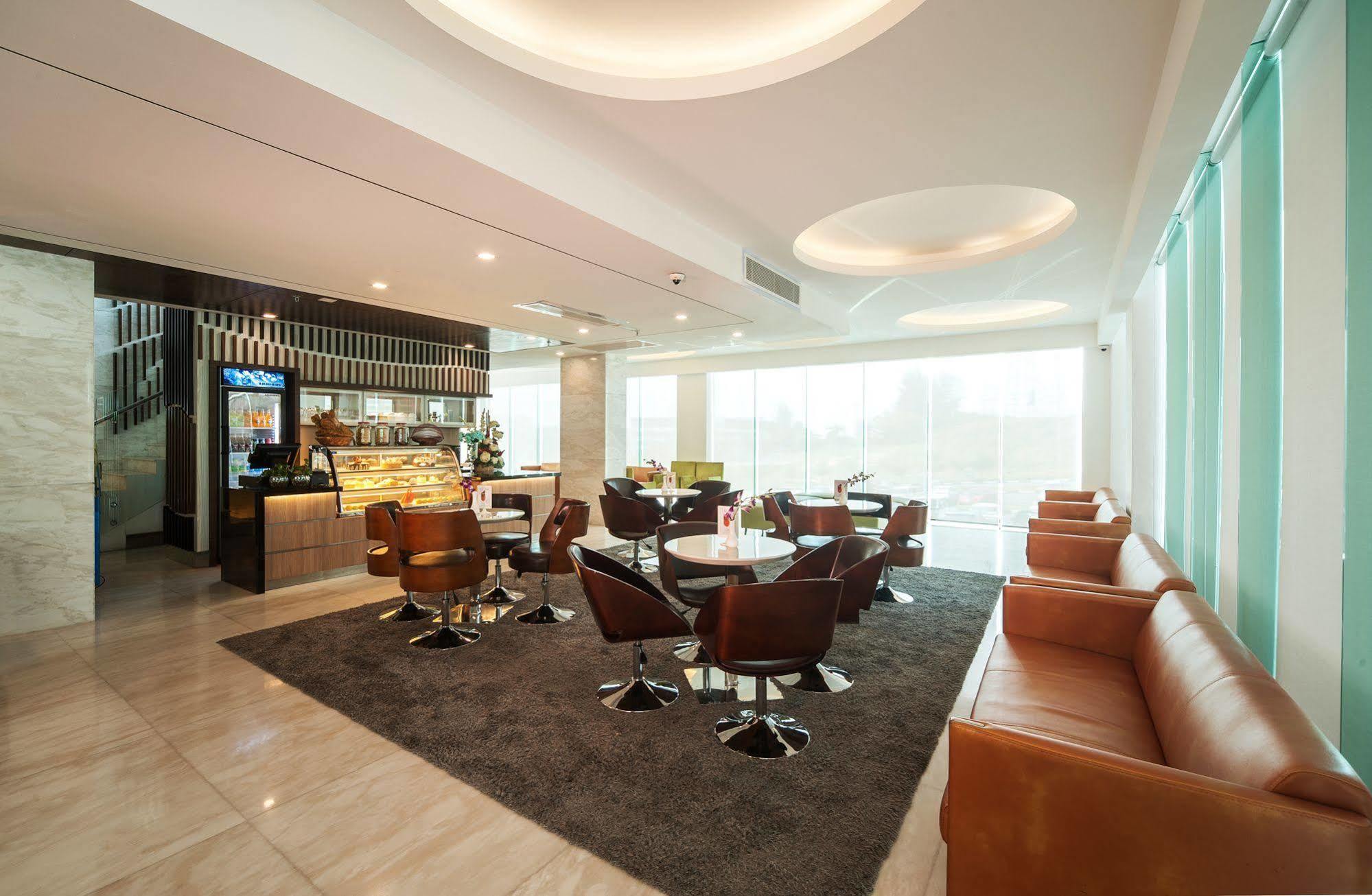 โพรเมเน้ด โฮเต็ล บินตูลู Hotel ภายนอก รูปภาพ