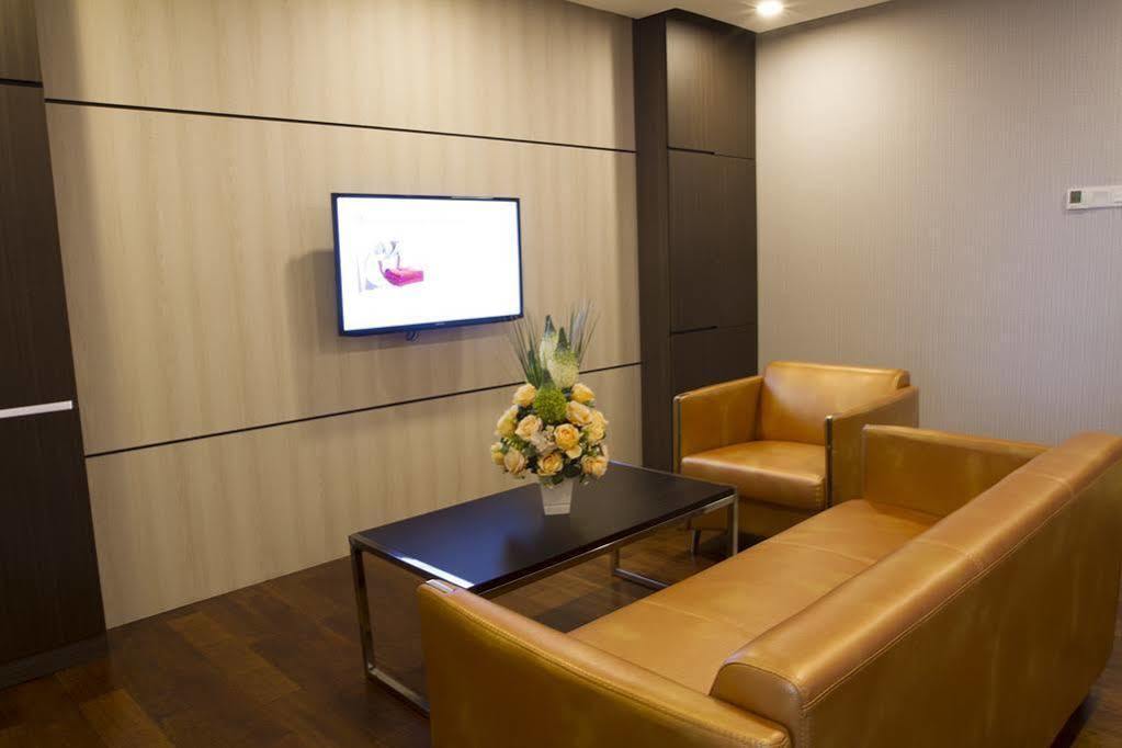 โพรเมเน้ด โฮเต็ล บินตูลู Hotel ภายนอก รูปภาพ