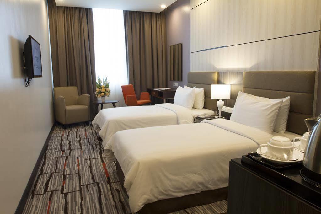 โพรเมเน้ด โฮเต็ล บินตูลู Hotel ภายนอก รูปภาพ