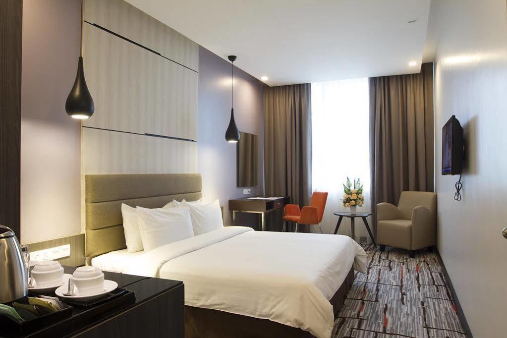 โพรเมเน้ด โฮเต็ล บินตูลู Hotel ภายนอก รูปภาพ